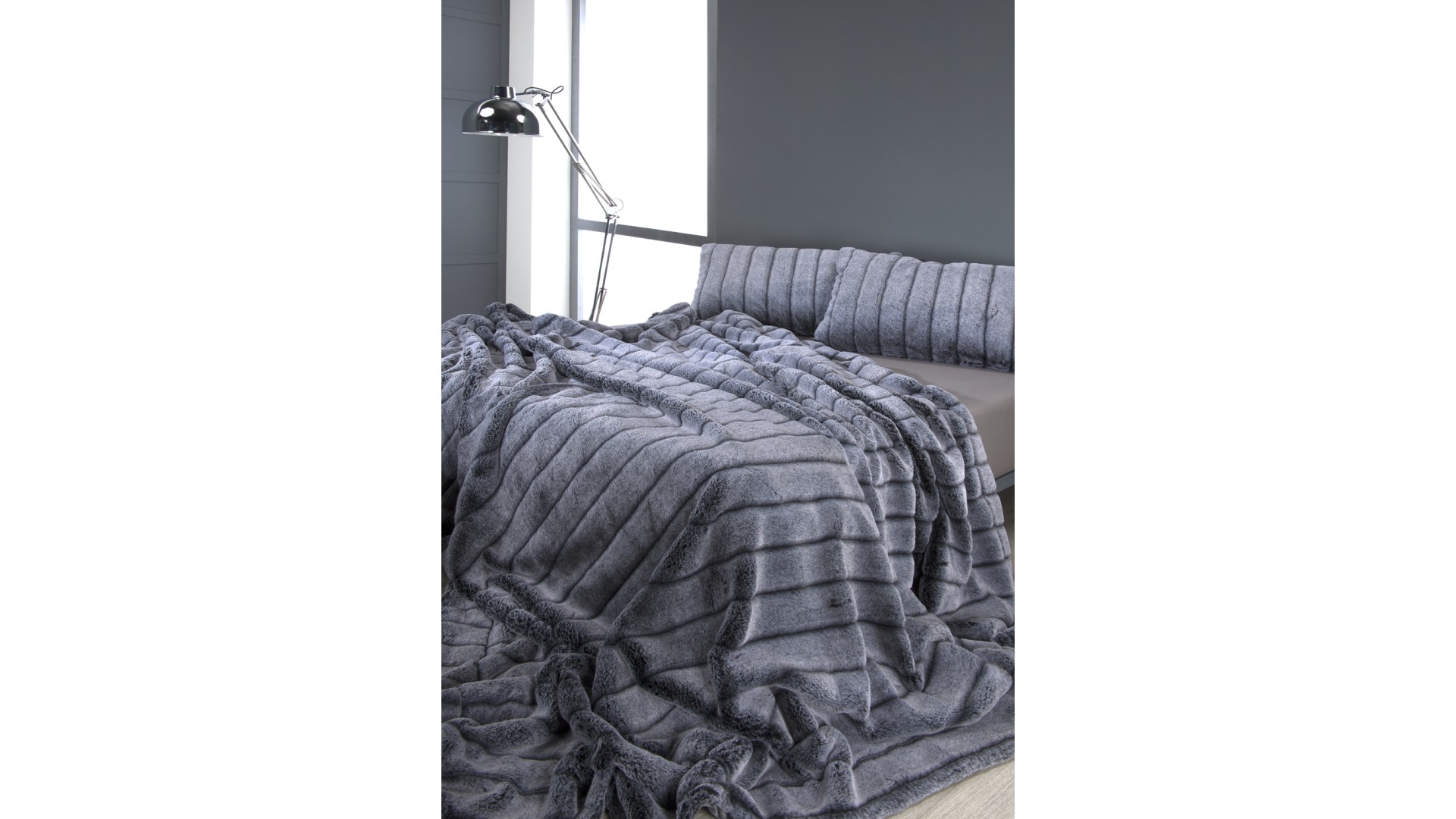 Manta de piel ecológica MAKALU H63 - 230x250cm + 2 Fundas de Cojín (50x75cm) - GRIS